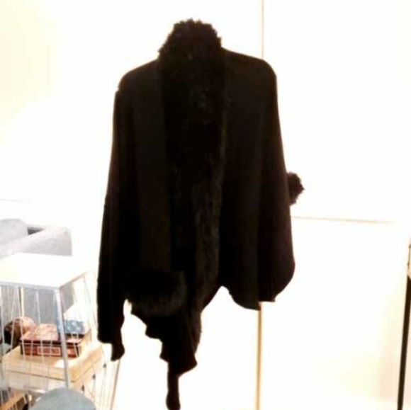 GORGEOUS boutique sweater never worn! - Picture 2 of 3